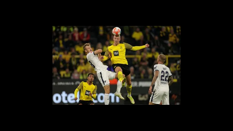 Cầu thủ Dortmund dẫn bóng qua hậu vệ Hoffenheim trong trận đấu Cầu thủ Dortmund dẫn bóng qua hậu vệ Hoffenheim trong trận đấu