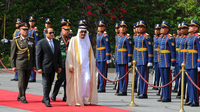 Cầu thủ Ả Rập Saudi và Ai Cập tranh chấp bóng trên sân cỏ Cầu thủ Ả Rập Saudi và Ai Cập tranh chấp bóng trên sân cỏ